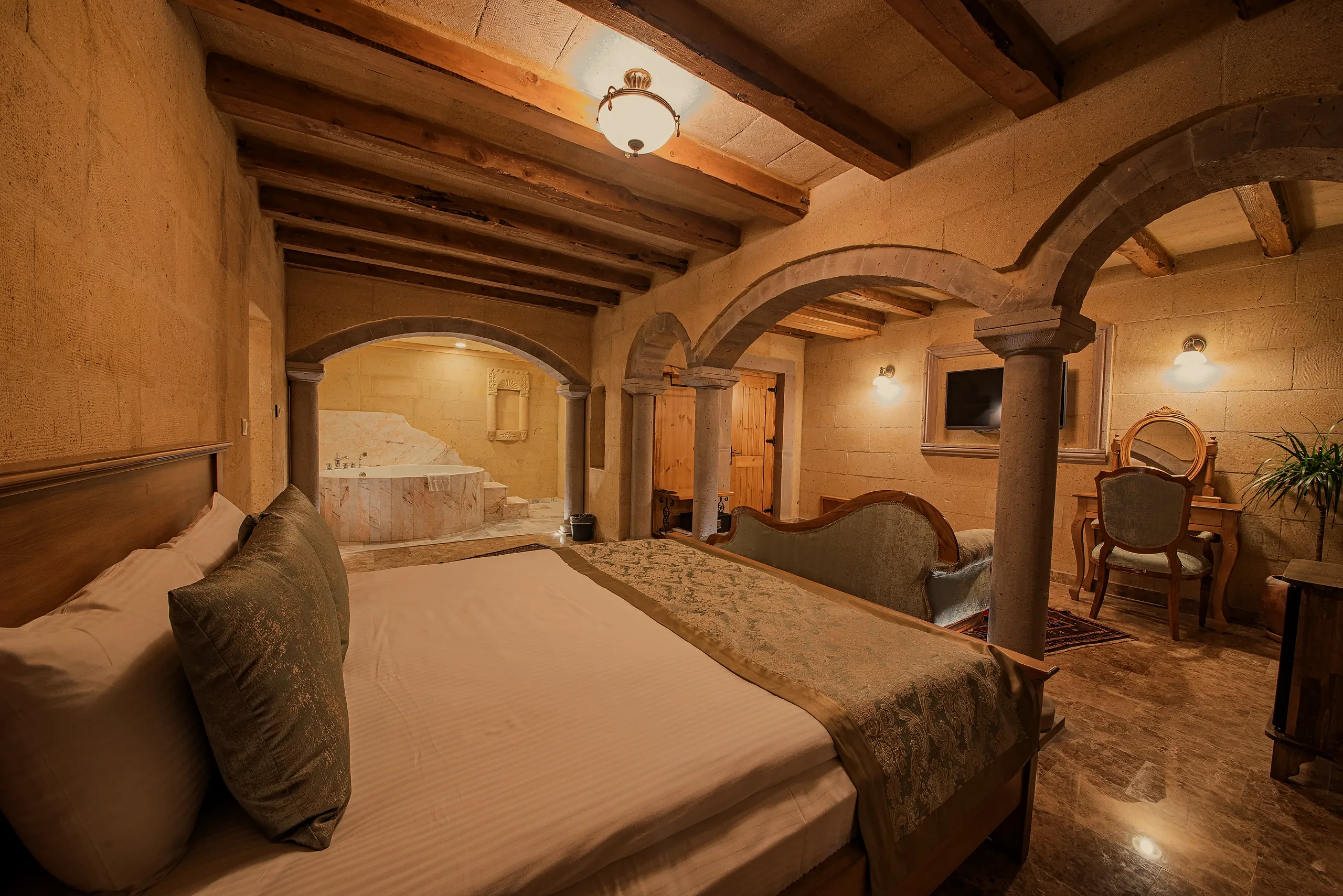 Люкс King 201 и 301 — Cratus Stone Palace, Göreme (1/7)